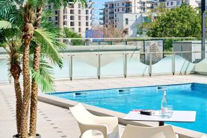 Piscina de la sau aproape de Studio Flow in Nord10 by Alezzi- pool n playground