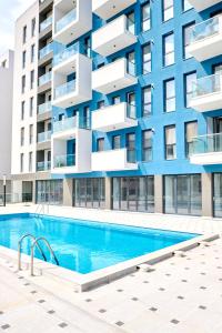 Piscina de la sau aproape de Studio Flow in Nord10 by Alezzi- pool n playground