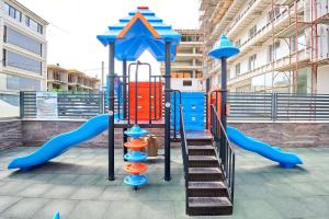 Zona de joacă pentru copii de la Studio Flow in Nord10 by Alezzi- pool n playground