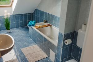 A bathroom at Kamilla Apartman