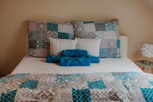 A bed or beds in a room at Kamilla Apartman