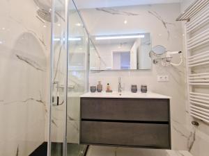 un baño con lavabo y ducha en Cannes Appartement Palais Festivals, en Cannes 16 fotos más