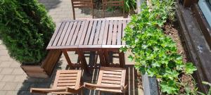 an overhead view of a wooden picnic table and chairs at Ferienwohnung Halle/Lettin in Halle an der Saale