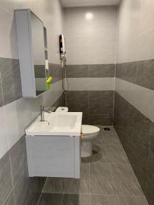 Phòng tắm tại Khách Sạn Anh Đào