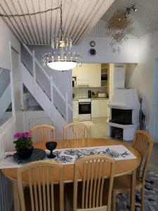 a kitchen and dining room with a table and chairs at Apartment Seita in Levi