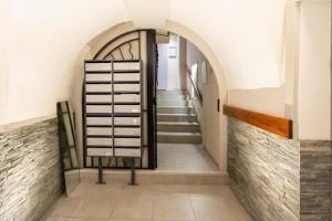 um corredor com escadas e um arco em 26 nice Garibaldi pépite em Nice