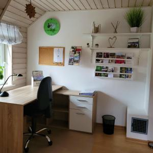 an office with a desk and a chair at Ferienwohnung Reiners in Schneverdingen