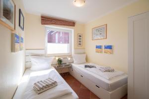 Ein Bett oder Betten in einem Zimmer der Unterkunft Haus Kap Hoorn Ferienwohnung Seeblick