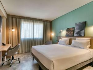 Cama ou camas em um quarto em Novotel BH Savassi