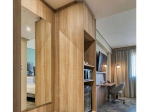 Uma TV ou centro de entretenimento em Novotel BH Savassi