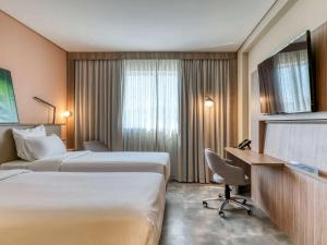 Uma TV ou centro de entretenimento em Novotel BH Savassi