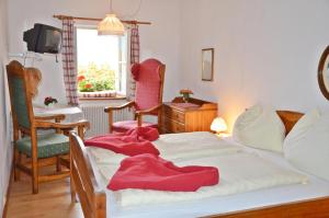 Letto o letti in una camera di Bräugasthof Hallstatt