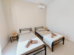 due letti con sopra animali di peluche in una stanza di Stamatis Corfu Apartment 2 a Ipsos