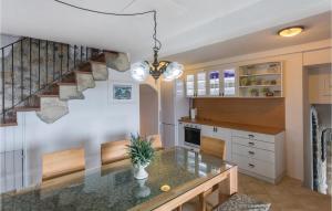 A kitchen or kitchenette at Awesome Home In Klek With 4 Bedrooms, Wifi And Outdoor Swimming Pool
