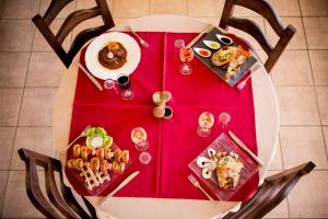 Un restaurante o sitio para comer en Hôtel La Mira de Madiorano