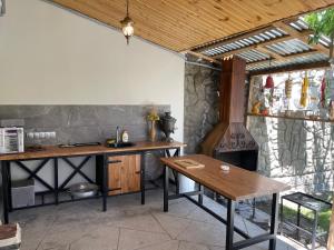 uma cozinha com uma mesa de madeira e um fogão em Cozy Apartment With The Best Patio and Swimming pool em Yerevan
