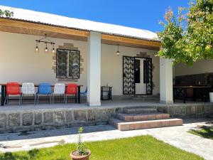 um pátio com cadeiras e uma mesa numa casa em Cozy Apartment With The Best Patio and Swimming pool em Yerevan