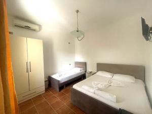 Uma cama ou camas num quarto em Hotel Athina
