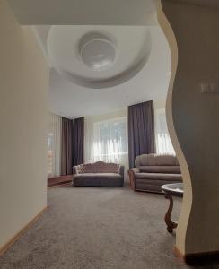 uma sala de estar com dois sofás e um sofá em Eduard Hotel em Uzhhorod