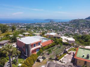 una vista aerea di una casa con l'oceano sullo sfondo di Villa Stefania a Ischia