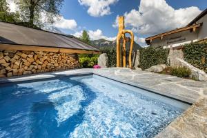 una piscina en un patio trasero con un tobogán de agua en Almhotel Grünsteinblick en Königssee