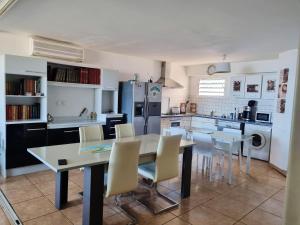 Köök või kööginurk majutusasutuses Appartement vue mer Saint-Gilles 80 m² calme et confortable