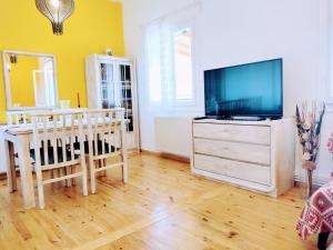 Televízia a/alebo spoločenská miestnosť v ubytovaní Corfu Pelekas Apartment