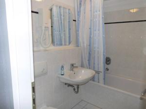 Un baño blanco con lavabo y ducha. en Appartement Residenz Bellevue Usedom Whg 26, en Zinnowitz 28 fotos más