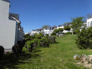 un patio de césped con casas al fondo en Appartement Residenz Bellevue Usedom Whg 26, en Zinnowitz