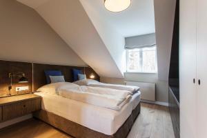 Un pat sau paturi într-o cameră la Larus Appartment Residenz Bellevue WG 5