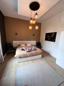 Un dormitorio con una cama con dos animales. en L'heure de la détente Spa privatif, en Beauraing