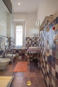 a bathroom with two sinks and a tub and a window at Pesce Palla Affittacamere in Finale Ligure +27 photos