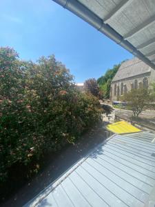 a view from the roof of a building with flowers at Altstadtwohnung - Old Town in Trostberg an der Alz