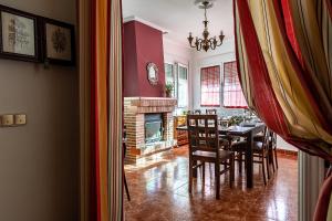 comedor con mesa, sillas y chimenea en Entreacebedas rural&vacaciones, alojamientos con jardín a una hora de Madrid GASTRONOMÍA Y AHORRO, en Segovia