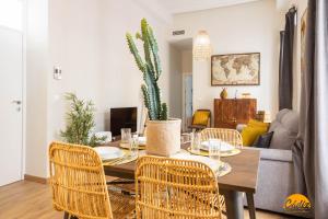 une salle à manger avec une table et des chaises en rotin dans l'établissement Carpenter's Home by Cadiz Time, à Cadix