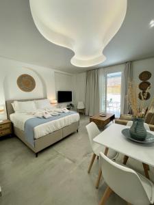 - une chambre avec un lit et une table avec des chaises dans l'établissement Chic Centre Suites Athens, à Athènes