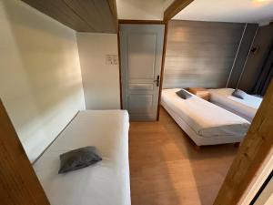 Cette petite chambre comprend 2 lits. dans l'établissement Hôtel des îles, à Theix