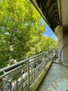 En balkon eller terrasse på City Place Apartments