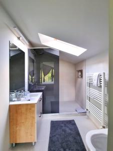 a bathroom with a sink and a tub and a mirror at Casa Yla in Piatra Neamţ
