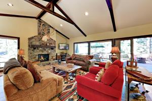 ein Wohnzimmer mit roten Möbeln und einem Kamin in der Unterkunft High Meadow Escape in South Lake Tahoe