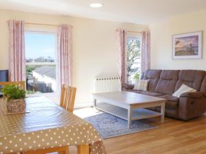 Posezení v ubytování Ellingham Apartments, Bordeaux Harbour, Guernsey