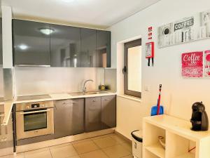 una cocina con electrodomésticos de acero inoxidable y fregadero en Awesome apartment in Praia da Rocha en Portimão