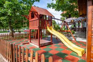 un parque infantil con tobogán en Penzión Tücsök, en Šamorín