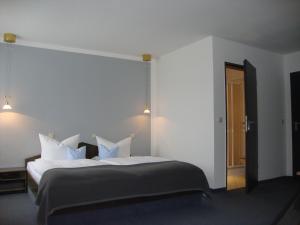 Un pat sau paturi într-o cameră la Hotel Bergschlößchen