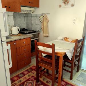 a small kitchen with a table and chairs in it at Q Bay Apartments in Qeparo
