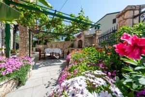 Vonkajšia záhrada v ubytovaní Apartments Villa Istria Rovinj