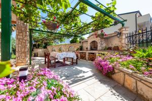 Vonkajšia záhrada v ubytovaní Apartments Villa Istria Rovinj