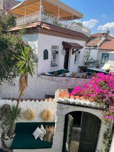 a white house with a blue couch in a yard at 8 oDa Marmaris in Marmaris