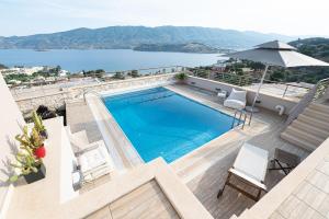Výhled na bazén z ubytování Kalavria Luxury Suites, Afroditi Suite with magnificent sea view and private swimming pool. nebo okolí