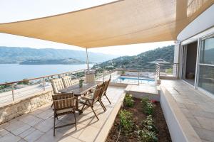 Μπαλκόνι ή βεράντα στο Kalavria Luxury Suites, Afroditi Suite with magnificent sea view and private swimming pool.